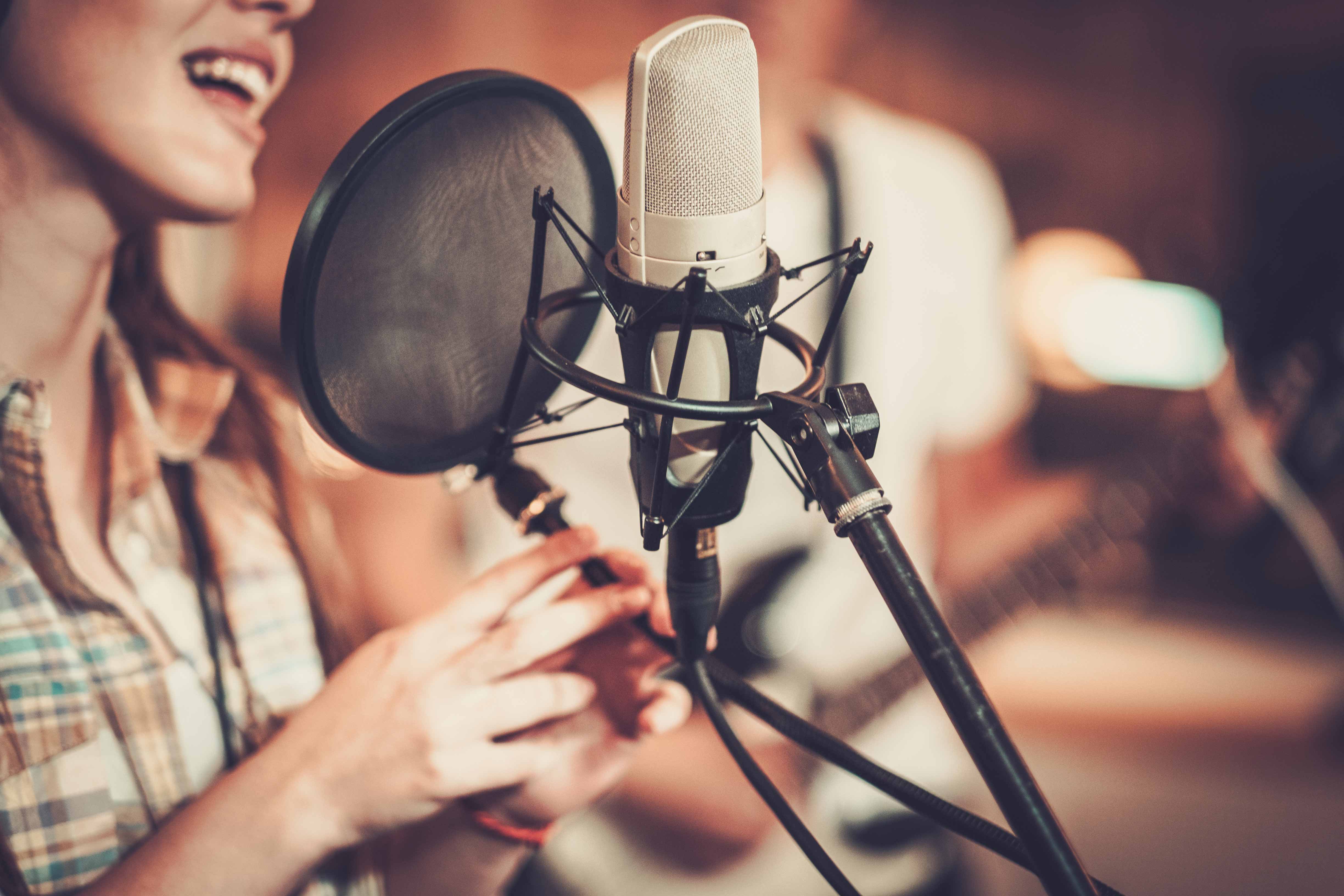 womansingerinarecordingstudio womansingerinarecordingstudio