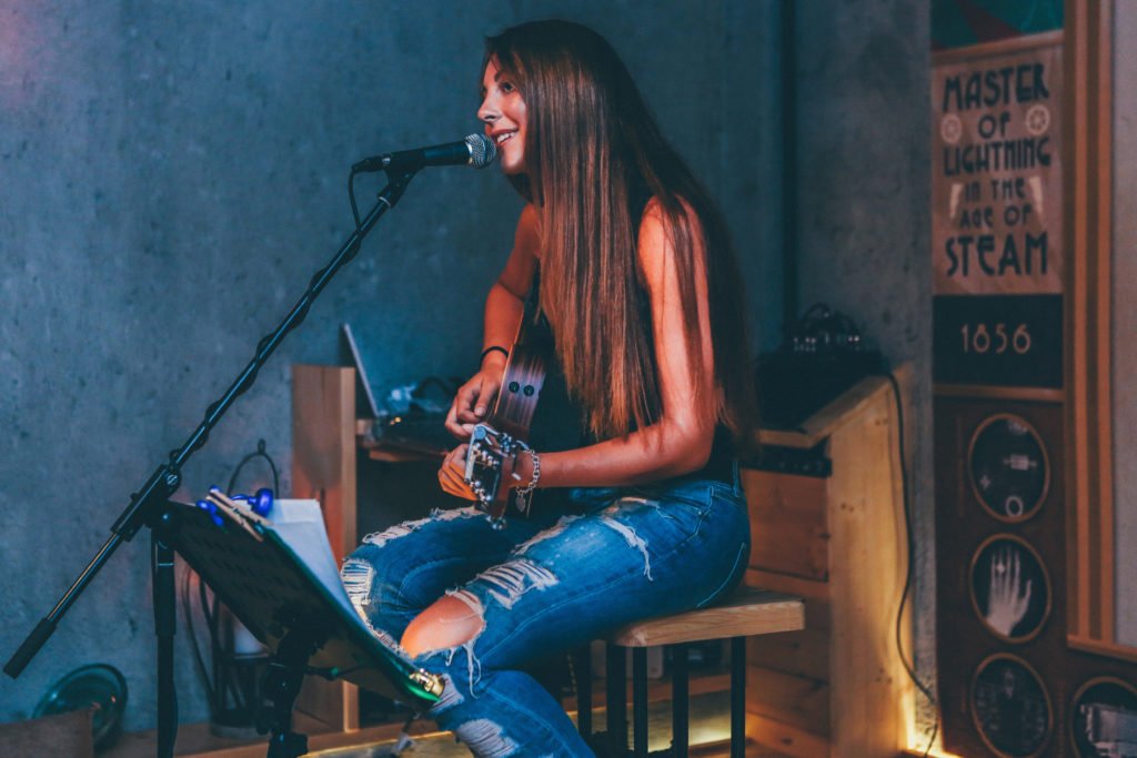 woman-singing woman-singing